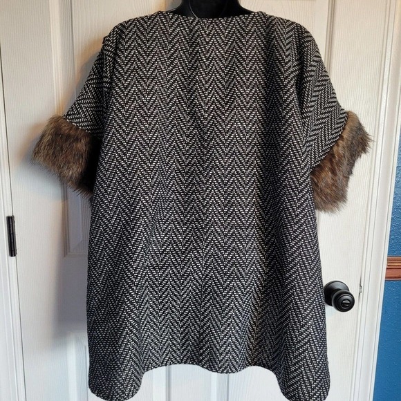 Tashon Women's Woven Chevron Faux Fur Poncho Coverup One Size Black White Hi Lo - Picture 2 of 10
